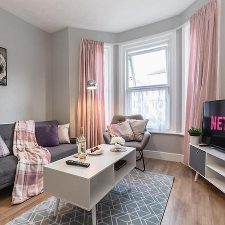 3-Bedroom House L Fast Wi-Fi L Garden L Newly Decorated L Close To Shops And Restaurants 본머스 외부 사진