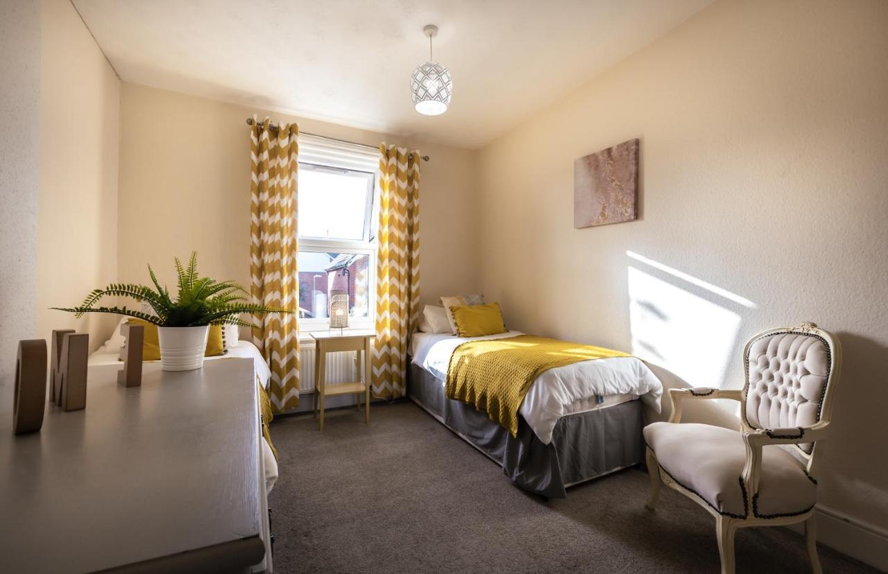 3-Bedroom House L Fast Wi-Fi L Garden L Newly Decorated L Close To Shops And Restaurants 본머스 외부 사진