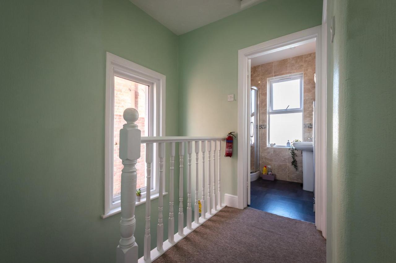 3-Bedroom House L Fast Wi-Fi L Garden L Newly Decorated L Close To Shops And Restaurants 본머스 외부 사진