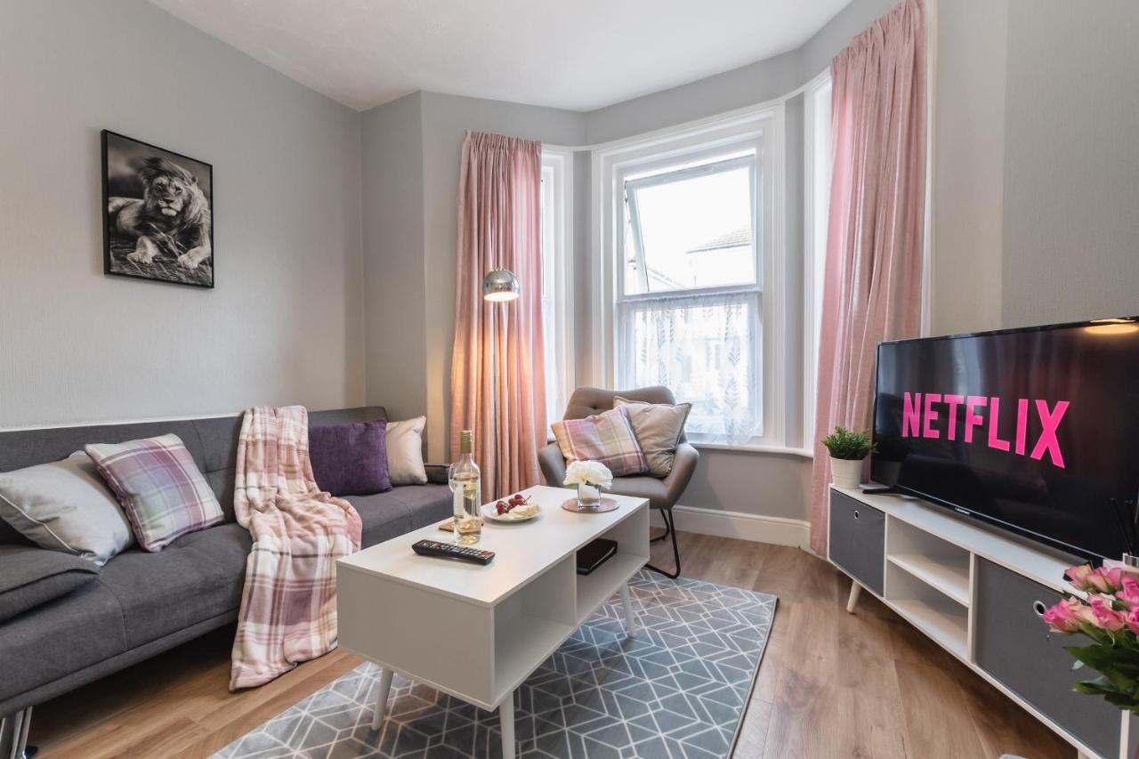 3-Bedroom House L Fast Wi-Fi L Garden L Newly Decorated L Close To Shops And Restaurants 본머스 외부 사진