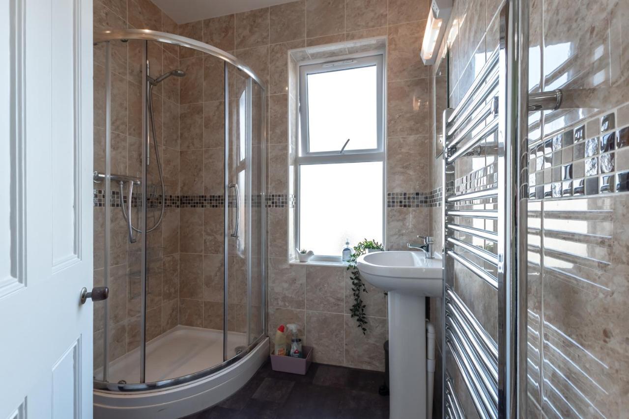 3-Bedroom House L Fast Wi-Fi L Garden L Newly Decorated L Close To Shops And Restaurants 본머스 외부 사진
