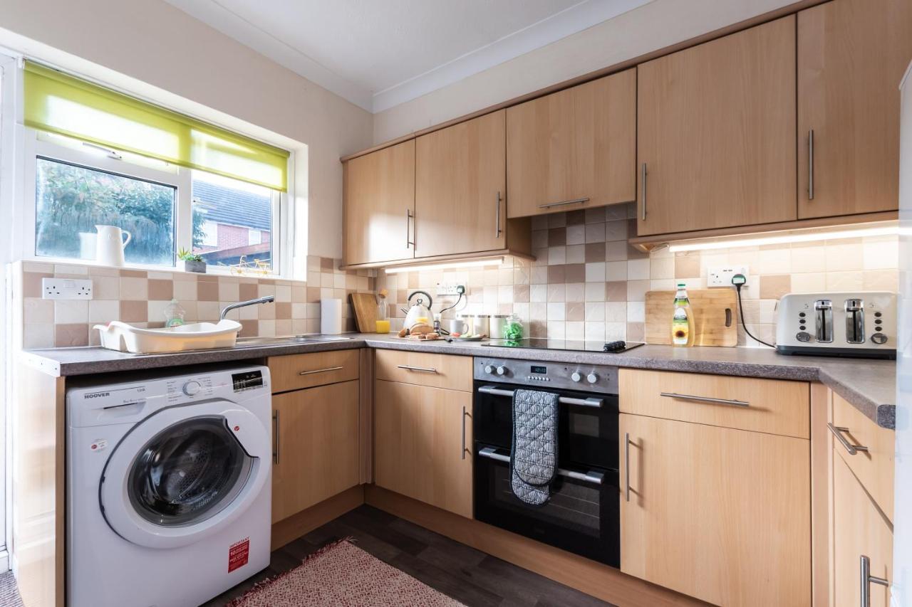 3-Bedroom House L Fast Wi-Fi L Garden L Newly Decorated L Close To Shops And Restaurants 본머스 외부 사진